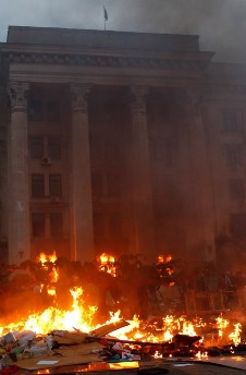 Ukrainian Nazi burn Ukrainian Opposition Activists Alive Odessa Ukraine 2014